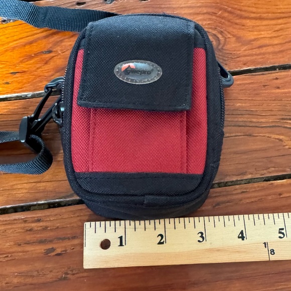 Lowepro Ultracompact Zippered Camera Pouch Red & Black - Picture 7 of 7